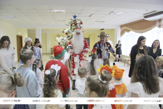 Пляски, песни и веселье – мы встречаем Новый год! Детей работников «Мостовдрева» пригласили на праздник