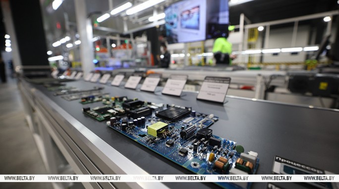 Лукашенко на 'Горизонте' дал официальный старт массовому роботизированному производству телевизоров с ИИ