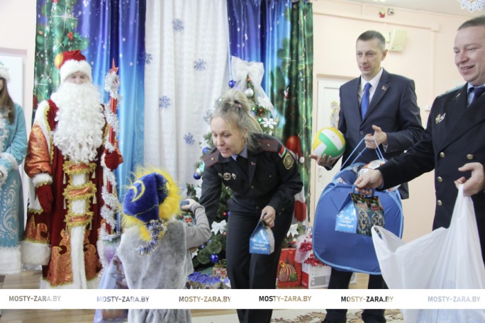 Счастья, уюта, тепла!  Гости СПЦ поздравили ребят с Новым годом и вручили подарки