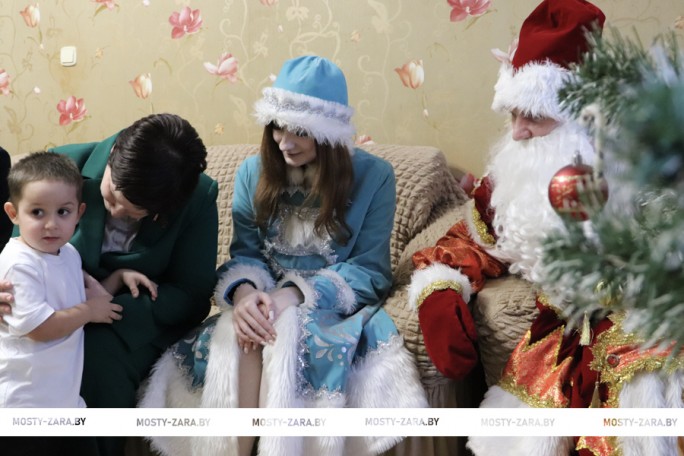 Подарки, внимание и забота: гостей радушно встречали в домах семейного типа города Мосты