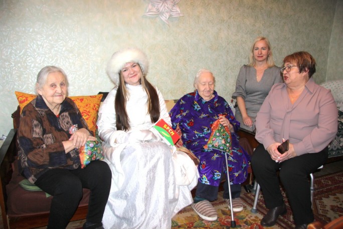 На Мостовщине поздравили с Новым годом и вручили подарки бывшим малолетним узникам фашистских концлагерей