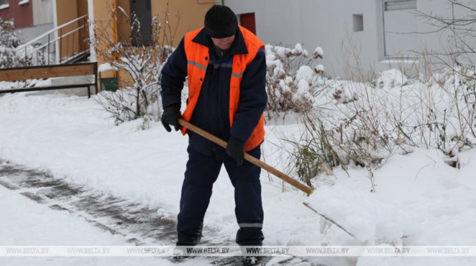 Более 3,6 тыс. работников ЖКХ расчищают от снега улицы и дороги в Беларуси