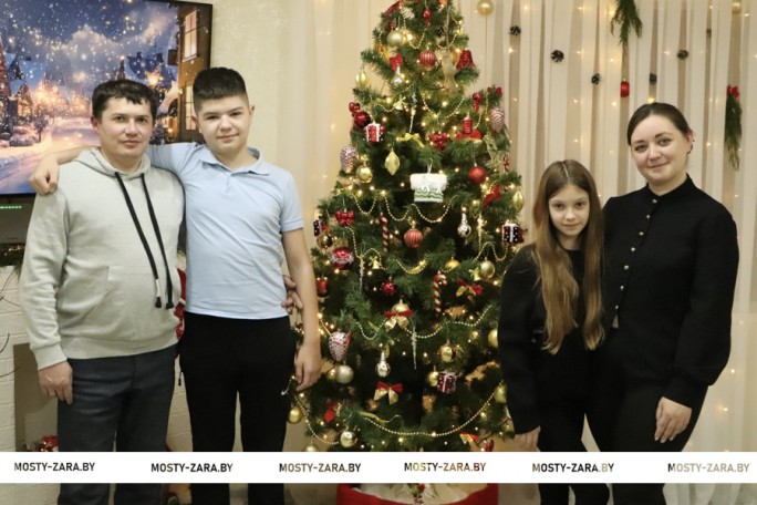 Вера начинается с семьи, уверены супруги Александр и Маргарита Харитоновы и их дети Никита и Екатерина из Мостов