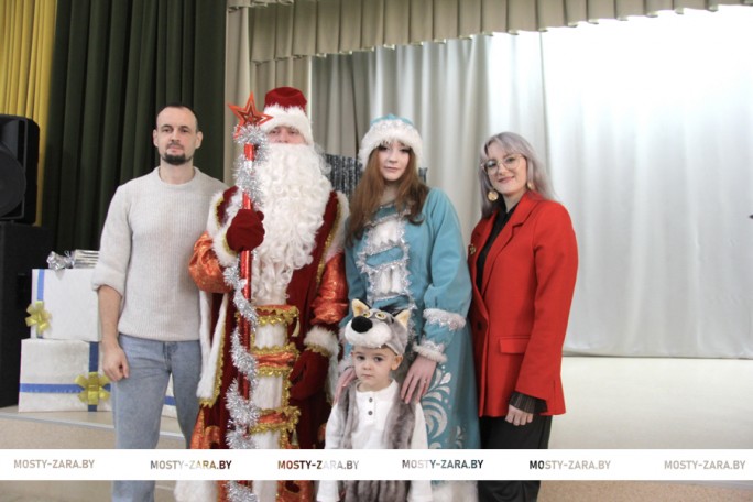 Традиционное новогоднее мероприятие «Бабушкин хоровод» прошло в Мостах