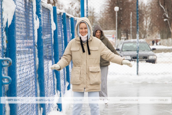 Вкатываемся в новый год: в Мостах залили каток для всех желающих