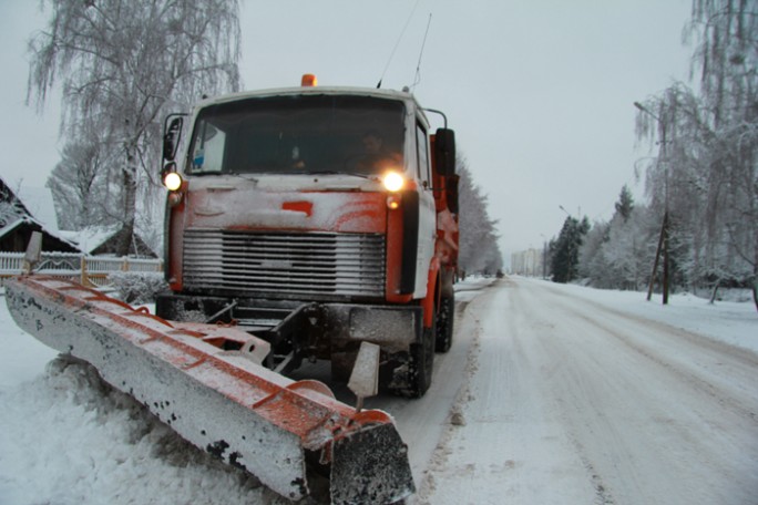 Мостовские дорожники  оперативно устраняют последствия снегопада