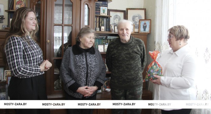 Добрые слова и подарки.  Бывших малолетних узников поздравили в Лунненском и Гудевичском  сельсоветах