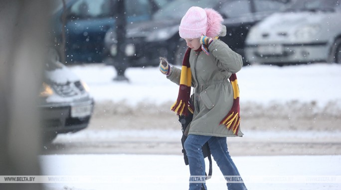 При каких условиях зимой ребенка лучше не отправлять в школу, рассказала эксперт