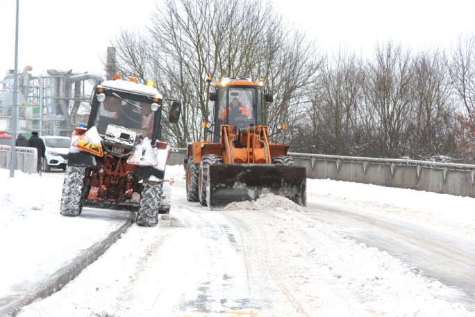 В выходной на мостовских улицах работало много снегоочищальной техники