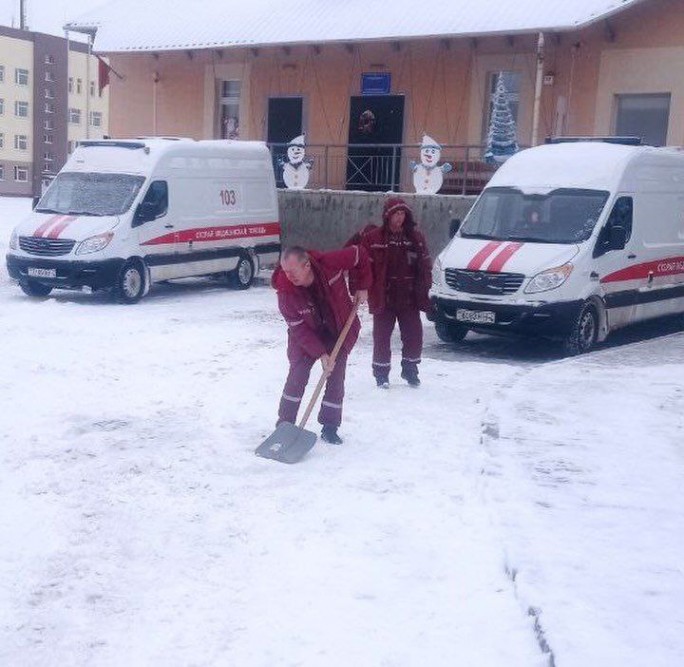 Сегодня на уборку снега на прилегающей к больнице территории вышли работники Мостовской ЦРБ