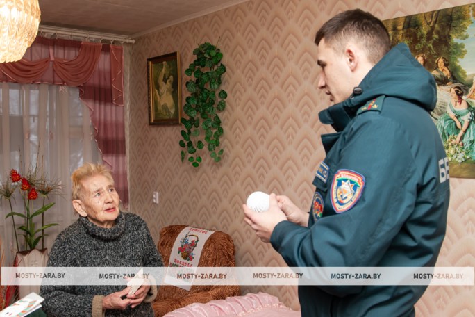 Безопасность в каждый дом: работники Мостовского РОЧС, ЦСОН и волонтёры присоединились к акции «От всей души»