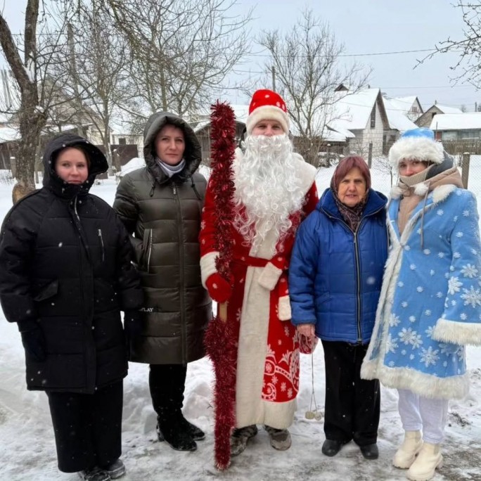 И с праздниками поздравили, и двор от снега очистили