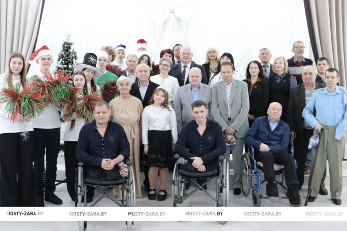 Внимание, подарки, праздничное настроение – для проживающих Мостовского социального пансионата «Принеманье»