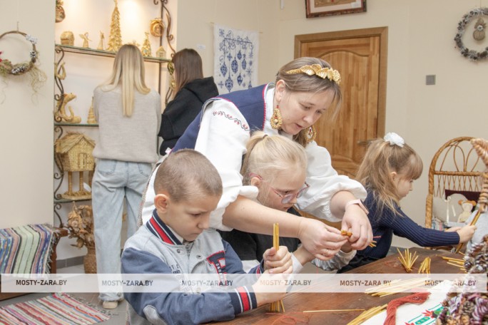 Искусство с привязкой к сезону: в Мостах открылась новая выставка «Зимний АРТ без преград»