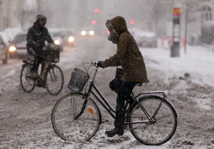 По скользкой дорожке: почему мостовчане зимой продолжают эксплуатировать двухколёсных коней?