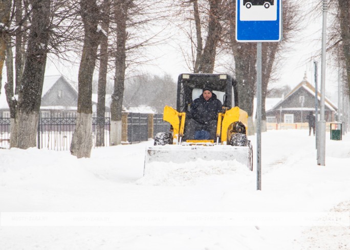 «Всё для людей!»: как мостовчанин Игорь Белошенко помогал убирать город на своей технике