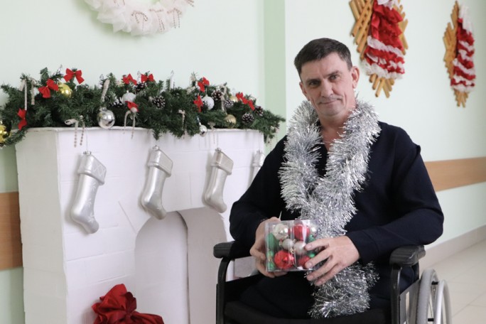 Проживающий Мостовского пансионата «Принеманье» Анатолий Садовский многие годы является подписчиком соцсетей районной газеты «Зара над Нёманам»