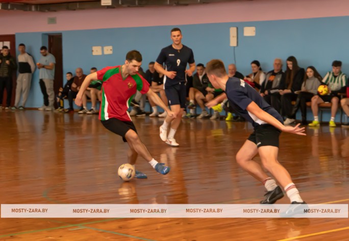 Интрига закручивается: рассказываем, как прошёл первый тур любительского чемпионата по мини-футболу в Мостах