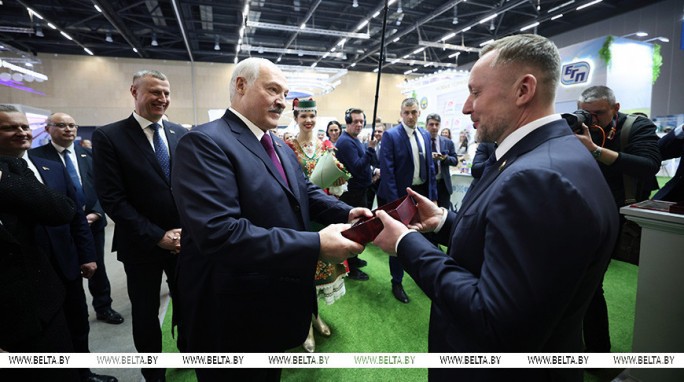 Автомобиль, мороженое и 'Любимая Аленка'. Лукашенко вручил символы Государственного знака качества