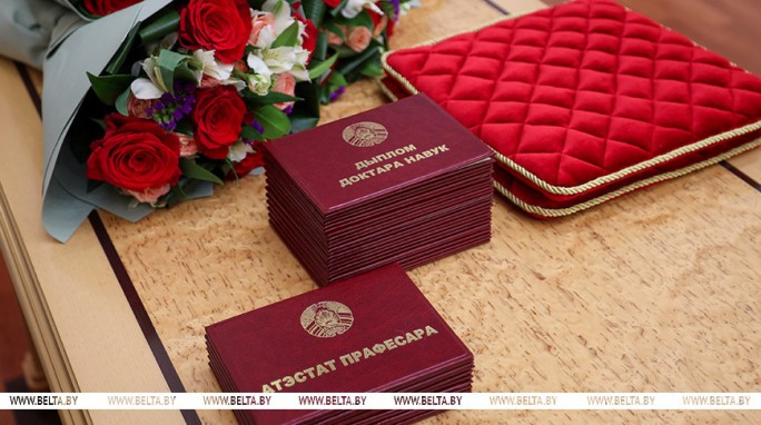 'Будущее - время науки'. Лукашенко вручил дипломы доктора наук и аттестаты профессора