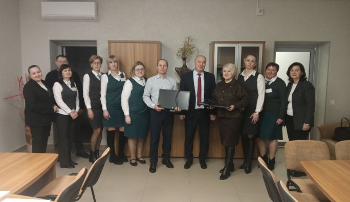 Безвозмездную спонсорскую помощь в виде компьютеров от ЦБУ №415 Беларусбанка получили две школы Мостовщины