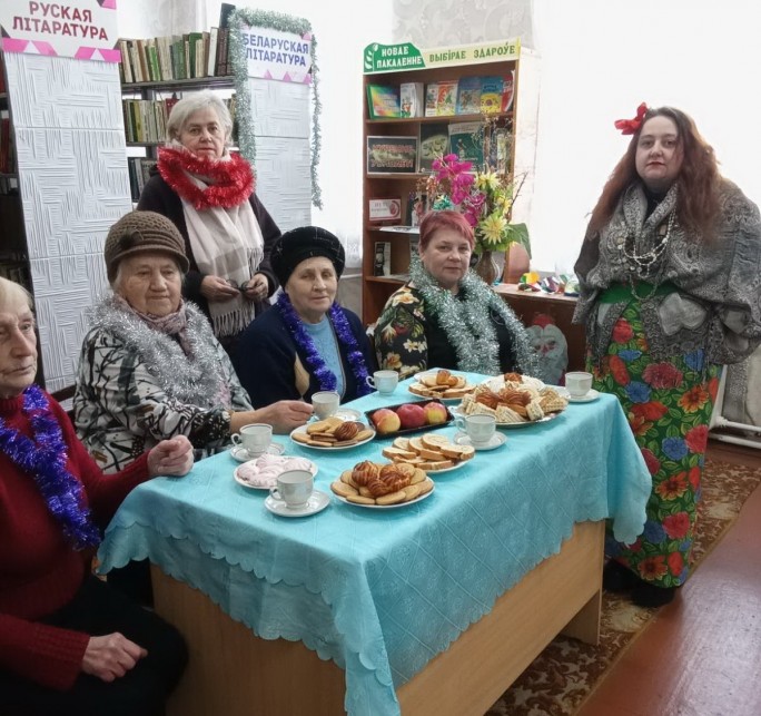 Поэтический вернисаж «С любовью к женщине» прошёл в Песках