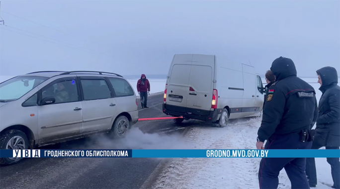 Солидарность водителей и помощь участкового: в Мостовском районе спасли две машины из снежного плена
