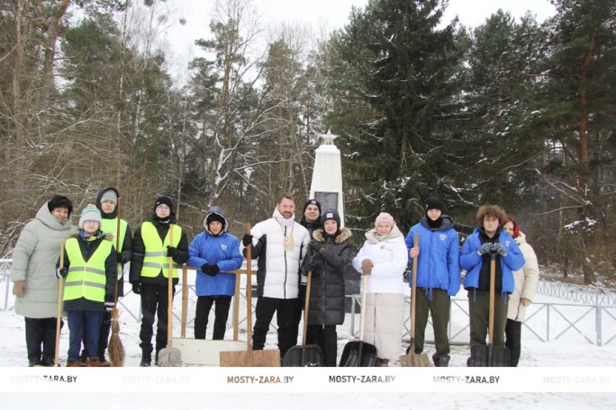 Зимний десант у братской могилы в Княжеводцах