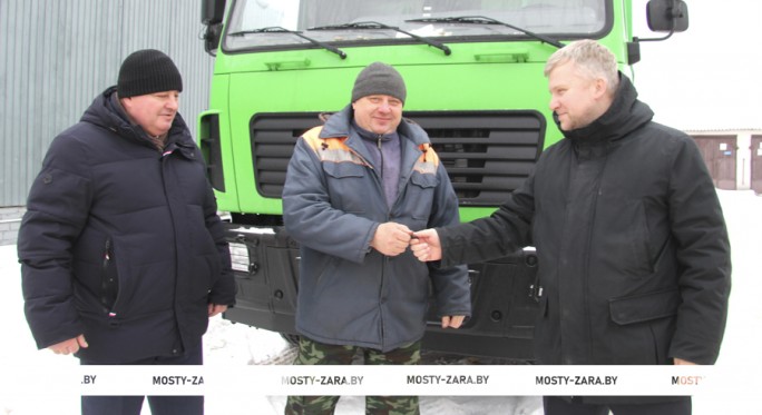 Мостовские коммунальники получили ещё одну автомашину для вывозки мусора