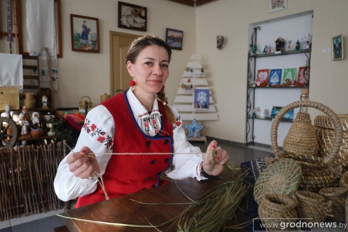 Мастер из Мостов превращает траву в модные изделия