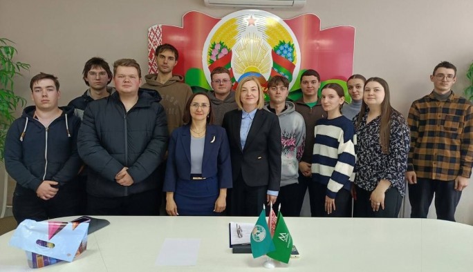 Условия труда и быта, социальные гарантии – ключевые темы встречи молодых специалистов ОАО «Мостовдрев» с лидером обкома профсоюза