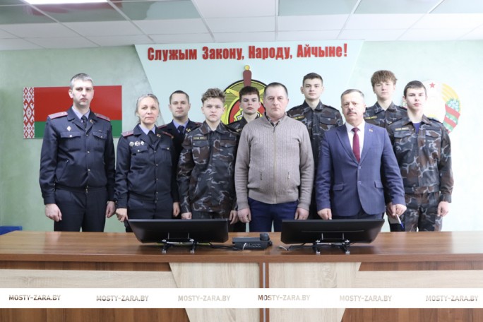 Урок мужества для «Витязей»: члены военно-патриотического клуба Мостовского РОВД встретились с воином-интернационалистом