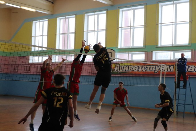 Спорт, азарт, командный дух: в Мостах прошёл открытый турнир по волейболу памяти воина-интернационалиста Александра Савчука