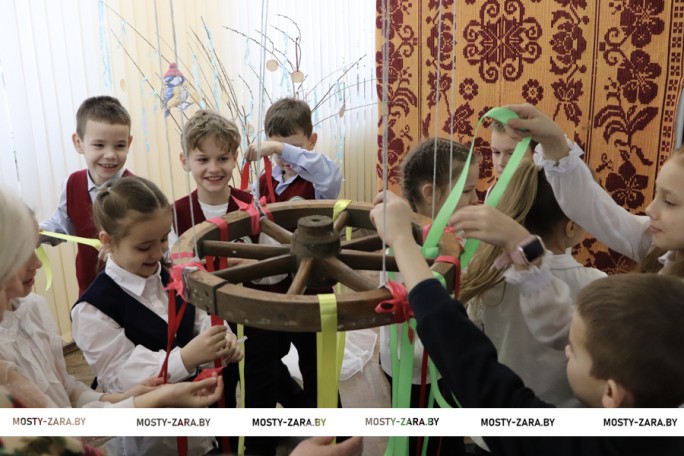 Масленічныя гульні і забавы, смачныя бліны, ласункі ў выглядзе сонейка – у Мастоўскім музеі “Лес і чалавек” ладзяць вясёлае свята для дзяцей і дарослых