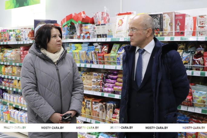 В рамках работы в округе сенатор Валентин Байко промониторил цены и ассортимент товаров в магазине «Родны кут» в Мостах