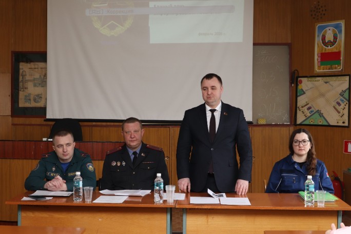 Готовы к любым вызовам: в трудовых коллективах Мостовщины обсудили оборонительный потенциал белорусской армии