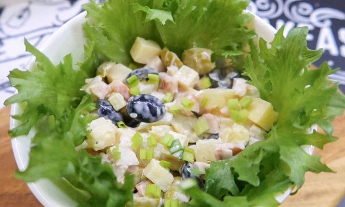 Салат с копчёной курцей, оливками и опятами