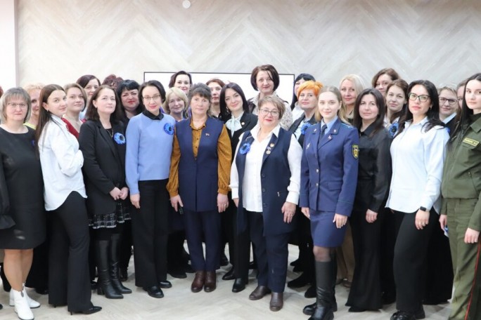 Нежность матери, твёрдость защитницы, вдохновение созидательницы – в Мостах дали старт Году белорусской женщины