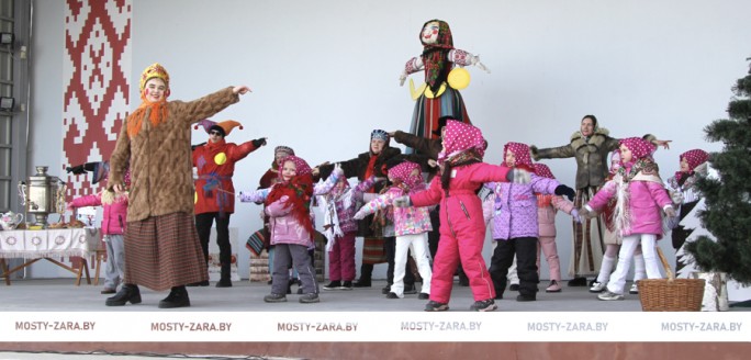 Вспоминаем, как в Мостах прошло народное гулянье «Масленица у ворот – всех весёлый праздник ждёт!»