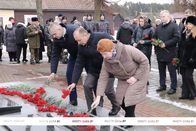 С памятью в сердцах! Мостовчане почтили память героев войны, возложили цветы к братской могиле по улице Советской