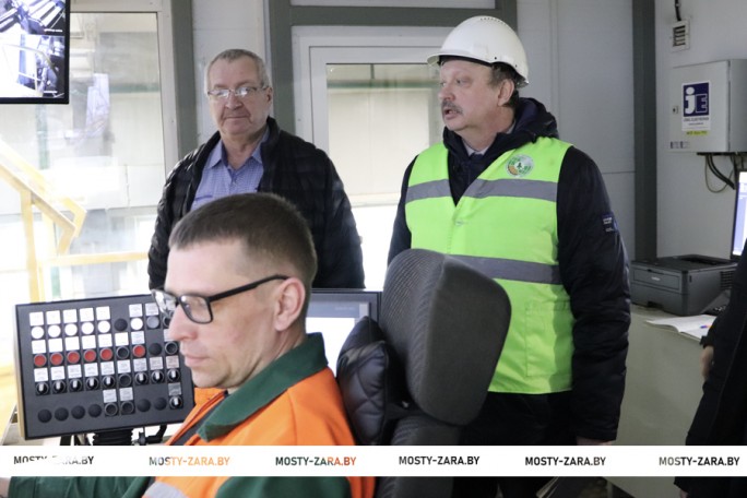 Рейдовые группы техинспекции ФПБ совместно с мобильной группой Мостовского райисполкома знакомились с состоянием охраны труда в организациях района