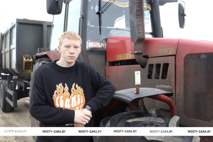 И трактор новый, и квартира. Как  в ЗАО «Гудевичи» привлекают молодёжь