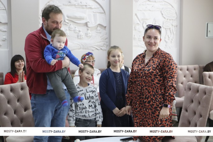 Страна ценит нас. Мостовчанка Диана Стома награждена орденом Матери