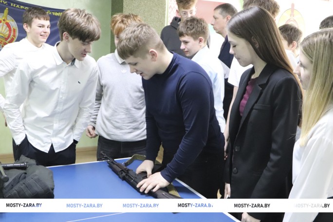 Старшеклассники городских школ стали участниками Дня открытых дверей в Мостовском РОВД