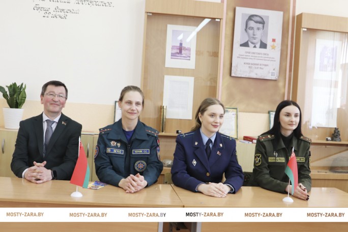 Как совмещают личную жизнь и службу  женщины в погонах. Об этом узнали мостовские ученики