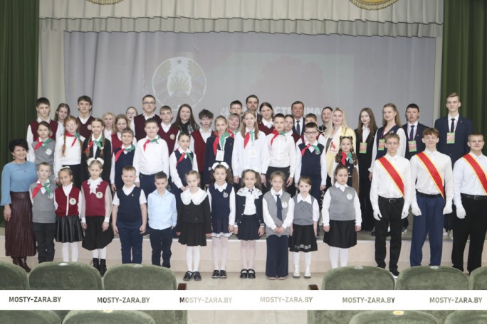 Сегодня в Мостах единомышленников стало больше – в ряды общественных объединений приняли новых членов