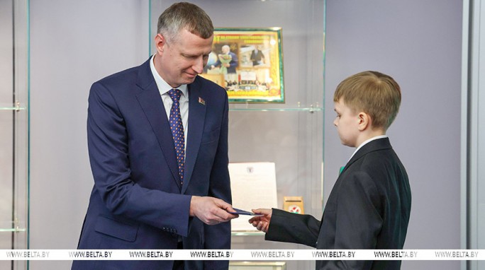 Крутой - школьникам: паспорт - это документ, в котором встречается ваша личная история и корни всей страны