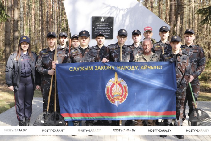 Трудовой и патриотический десант к памятным местам и воинским захоронениям сплотил мостовских «Витязей»