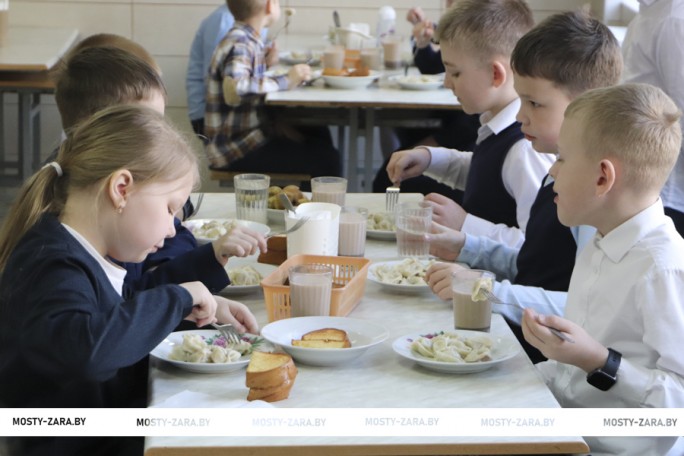 С прицелом на детские вкусы: в двух школах Мостовского района проходит эксперимент по организации питания