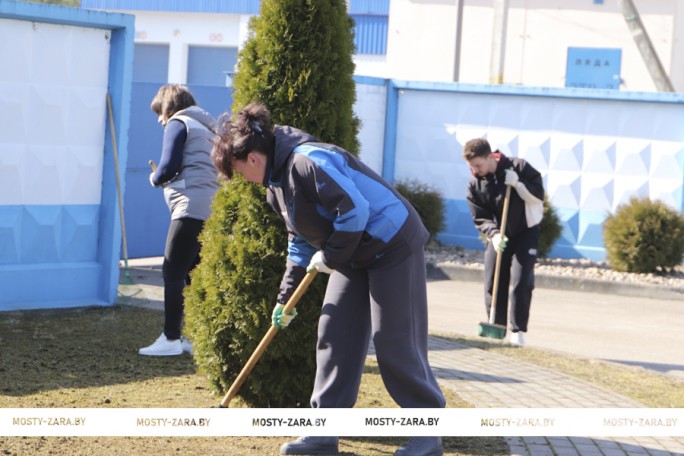 Весенний марафет навели работники Рогозницкого крахмального завода на территории предприятия